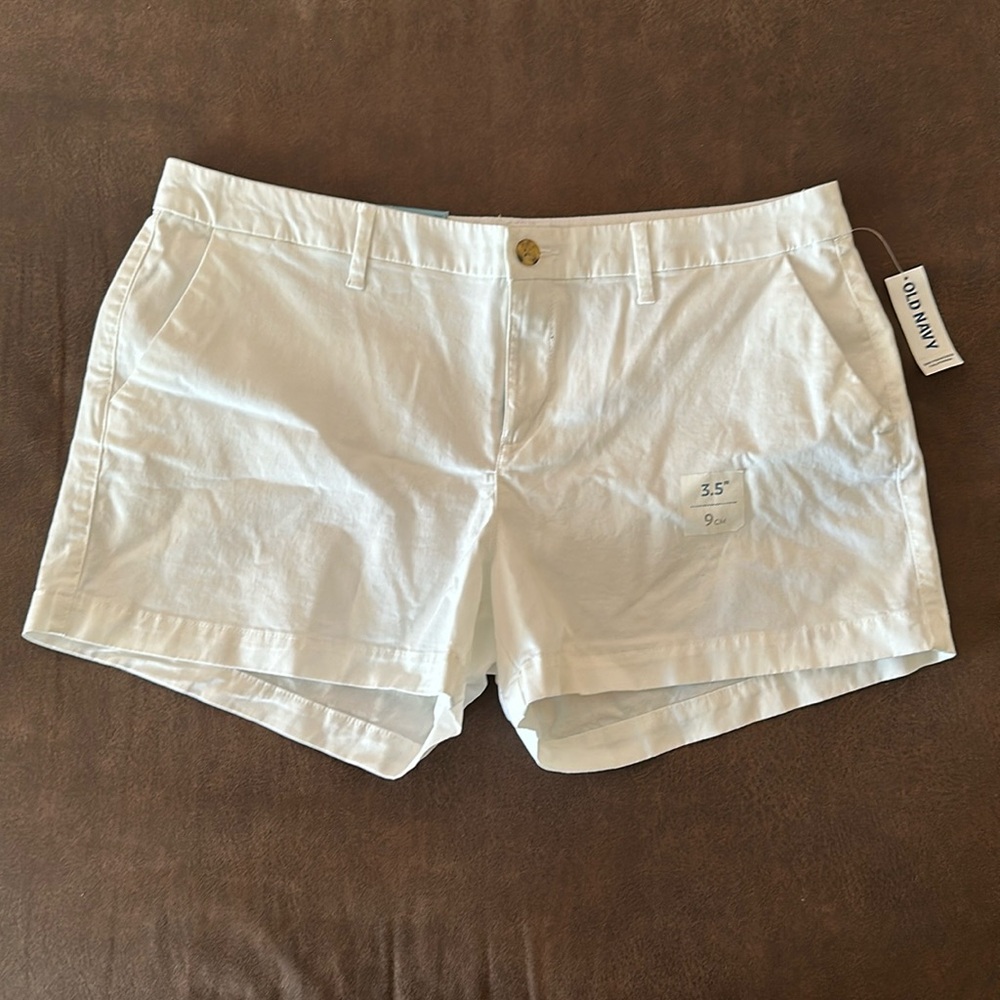 Brand New Women’s Old Navy White Shorts in size 12